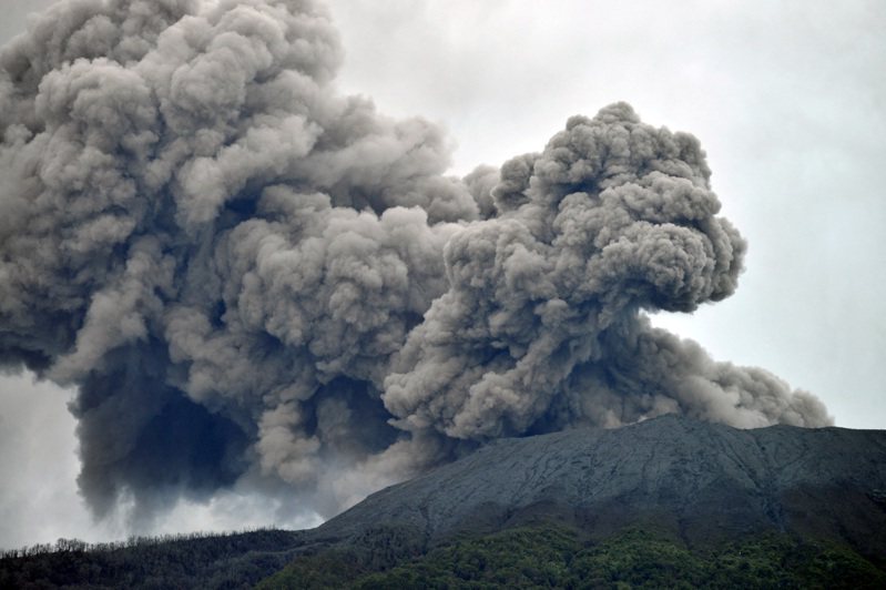 印尼當地時間3日下午2時54分，蘇門答臘島馬拉皮火山發生大規模噴發，造成11名登山客罹難、12人下落不明，當局出動軍警逾160人持續進行搜救。路透