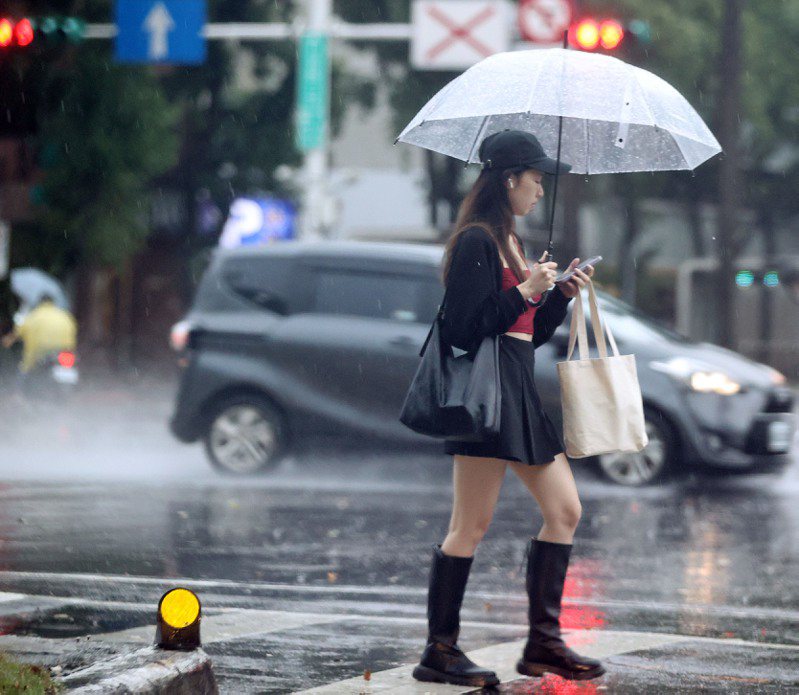 氣象署發布大雨特報，今天基隆北海岸、台北市山區及東北部地區仍有局部大雨發生的機率。本報資料照片