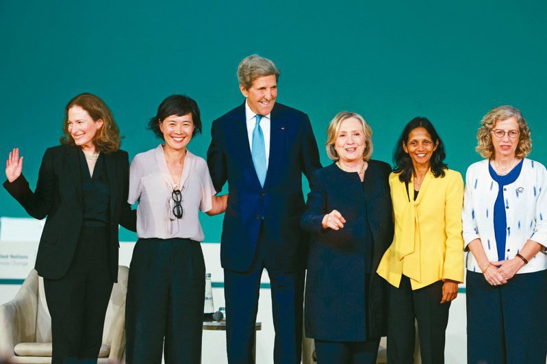 本屆ＣＯＰ28的主題之一是性別平等，看得見問題、想得出方法，卻缺乏資源實行，是女性投入氣候行動的最大挑戰。美國氣候特使柯瑞（左三）與前國務卿希拉蕊．柯林頓（右三）參加杜拜聯合國氣候峰會，在探討「建構氣候韌性世界中，女性所扮演角色的論壇」中合照。 圖／路透