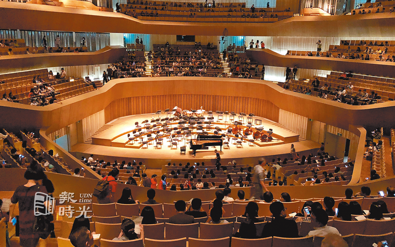 高雄衛武營音樂廳是全台唯一葡萄園式音樂廳，舞台在中央，觀眾坐在面對指揮位置，可清晰看到樂團。圖／聯合報系資料照(2019/09/23  本報記者攝影)