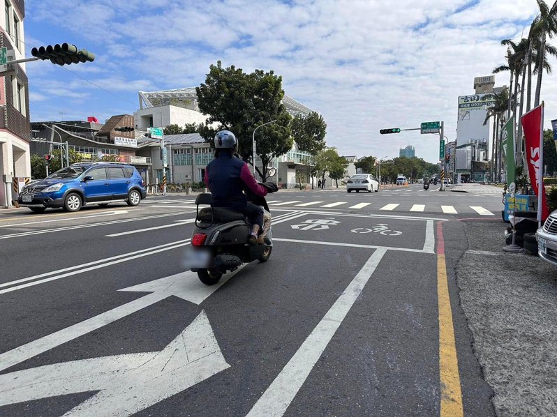 台南市舊市區道路狹窄，議員認為強制劃設機車二段式左轉不合理。圖／市議員林依婷提供