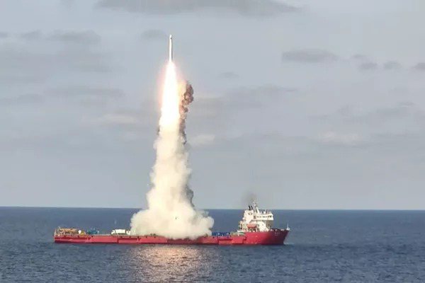 中共於今（6）日清晨3時30分在廣東陽江海域執行運載火箭搭載衛星發射任務。圖為中共過去在黄海的海上發射平台發射火箭照。圖／CHINA航天微博