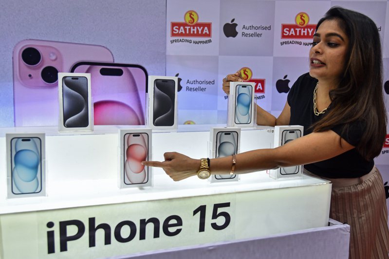 蘋果積極擴大在印度製造的布局，圖為蘋果iPhone 15系列在印度清奈展示銷售。歐新社