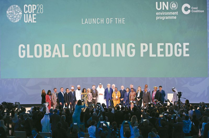 美国气候特使柯瑞五日和其他国家代表共同宣布启动「全球冷却行动承诺」，环境部表示将提国家行动计画，明年起将总量管制空调冷媒的氢氟碳化物。（欧新社）(photo:UDN)