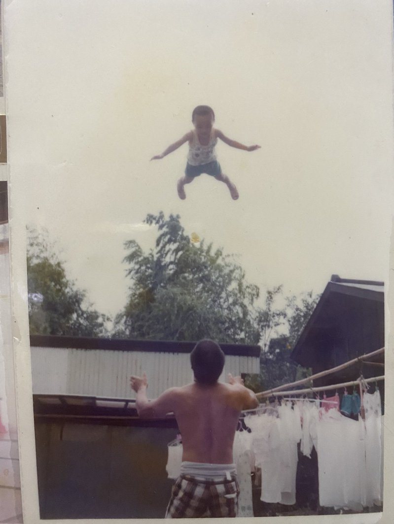 網友分享當年祖父和小孩玩「飛高高」的圖，吐槽這個高度也太可怕。圖擷自twitter