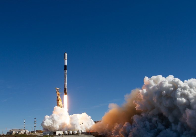 國立中央大學與鴻海合作的立方衛星「珍珠號」11月12日凌晨於美國搭載SpaceX獵鷹9號順利發射成功，至此也意味著產學合作的新篇章開啟。SpaceX提供