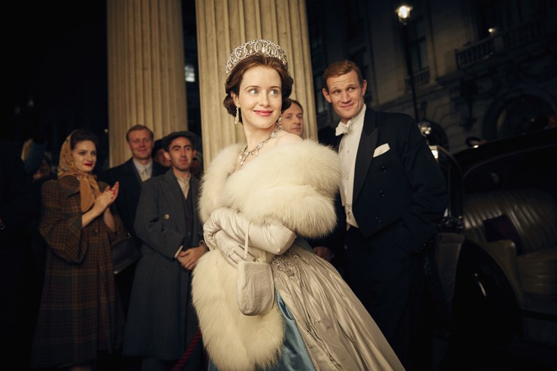 Claire Foy飾演英女王在加冕大典上身穿之全套禮服，出現於第一季第五集，估價20,000英鎊起。圖／邦瀚斯提供