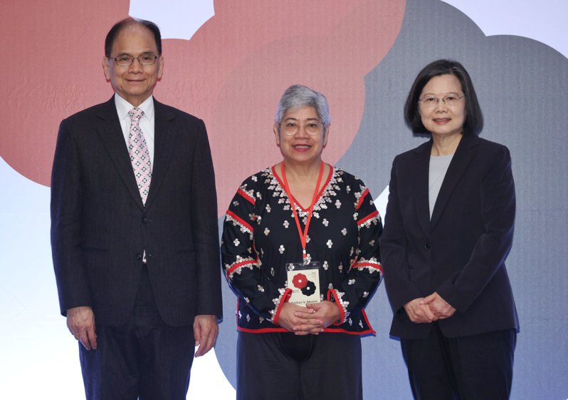 蔡英文總統（右）與台灣民主基金會董事長游錫堃（左）今天頒獎給第18屆亞洲民主人權獎得主阿米翰・阿貝華（中），表彰致力維護兒童權益的努力。記者潘俊宏／攝影