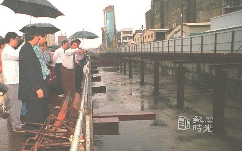 海安路地下街截斷東西向的排水路，造成遇雨積水，地方里長與里民抱怨連連。圖／聯合報系資料照(1998/03/10  沈尚良攝影)