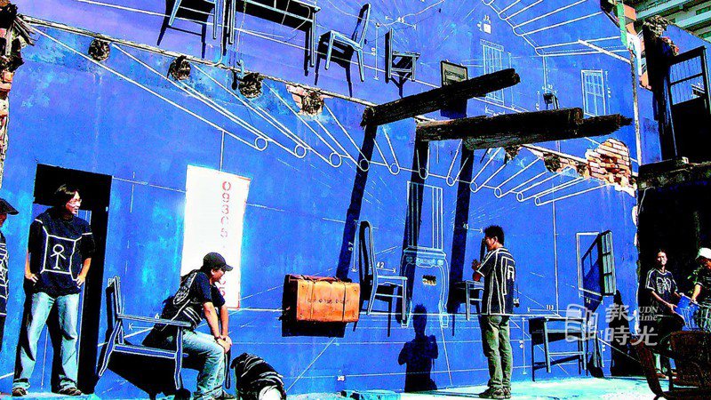 藝術家進駐台南市海安路彩繪牆面並安裝桌椅，成為頗有特色的藝術景觀。圖／聯合報系資料照(2004/05/19  林偉民攝影)