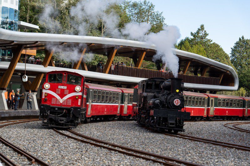 祝山車站改建啟用典禮，蒸汽機車頭與柴油機車頭同框。（圖∕林鐵及文資處提供）