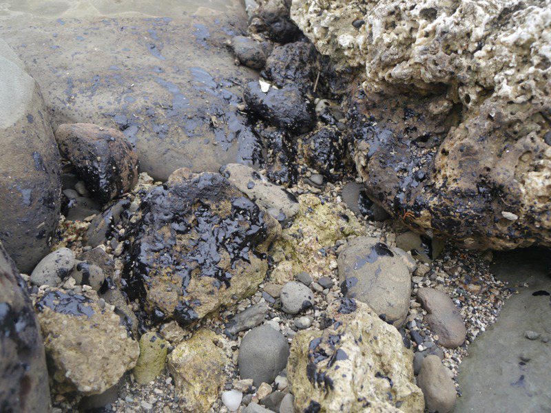 台東不只在綠島發現重油汙染，加路蘭遊憩區海域也有類似情況，重油經由海浪拍打上岸，卡在礁岩上。記者徐白櫻／攝影