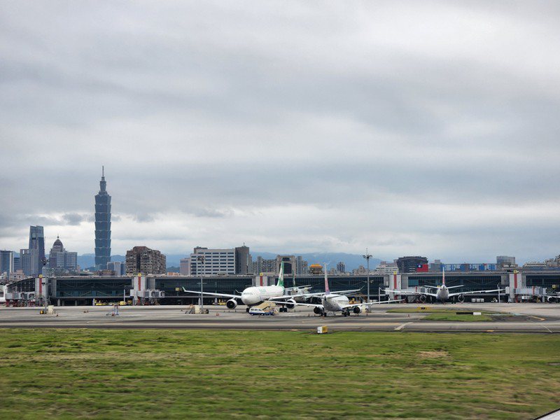 以松山機場跑道為中心的三公里建築物會有限高。本報資料照片