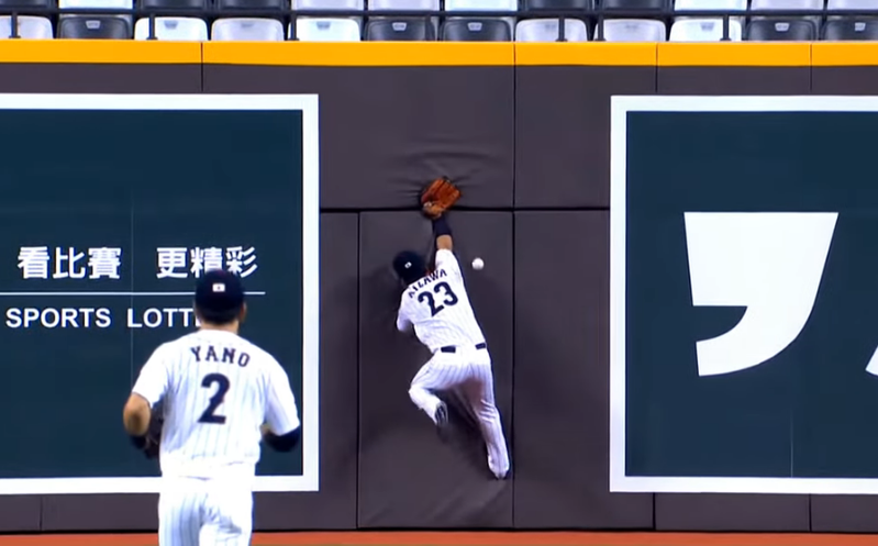 日本隊中外野手逢澤崚介守備撞上全壘打牆。 截自比賽畫面