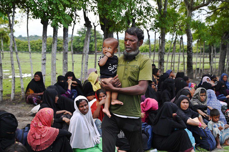 抵达印尼的缅甸穆斯林少数民族洛兴雅人数量激增，今天又传有两艘破旧船只抵达印尼亚齐省，上面据估计载了共400名洛兴雅人。图为洛兴雅难民抵达印尼亚齐省的海滩后在岸上休息。法新社(photo:UDN)