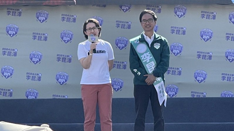 蕭美琴（左）呼籲民眾支持李昆澤（右）。記者劉學聖／攝影