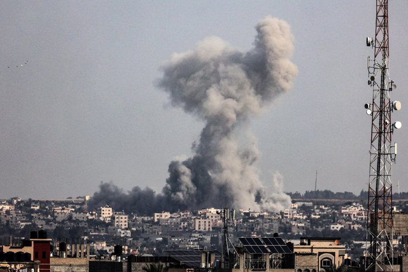 以色列襲擊期間，陣陣濃煙10日竄上加薩南部的甘尤尼斯上空。法新社