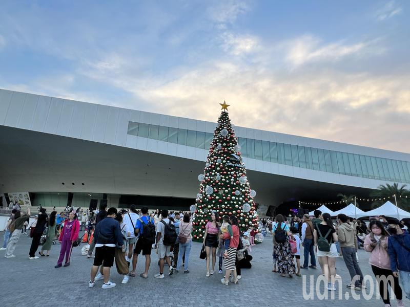 衛武營藝文中心在北側廣場豎起10公尺高的耶誕樹。記者王昭月／攝影