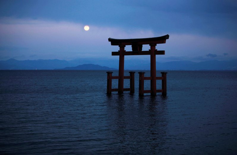 日本滋賀縣的琵琶湖因為降雨稀少水位持續下降，9日低於基準水位72公分，與這個時期平均值低了逾30公分，導致湖中小島與岸邊相連的陸地也露出水面，引發外界關注。示意圖。路透資料照