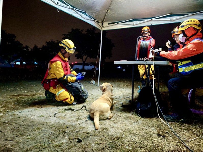 領犬員黃國峰及搜救犬HENIN參與認證情形。圖／新竹市消防局提供