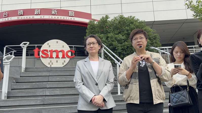 民進黨副總統候選人蕭美琴（左）今陪同竹市立委候選人林志潔（右）參訪台積電創新館。記者郭政芬／攝影