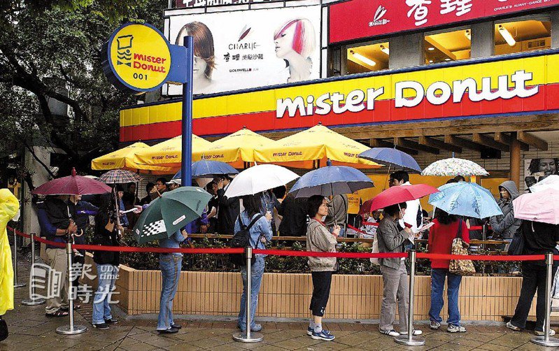 排隊不一定買得到，台灣首家甜甜圈專賣店Mister Donut開幕後，每天大排長龍，人潮風雨無阻。圖／聯合報系資料照(2004/10/19 陳牆攝影)