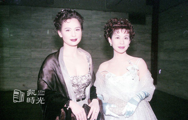 第卅二屆金鐘獎頒獎典禮。圖為席曼寧（左起）、李秀媛。圖／聯合報系資料照(1997/03/26  曾吉松攝影)
