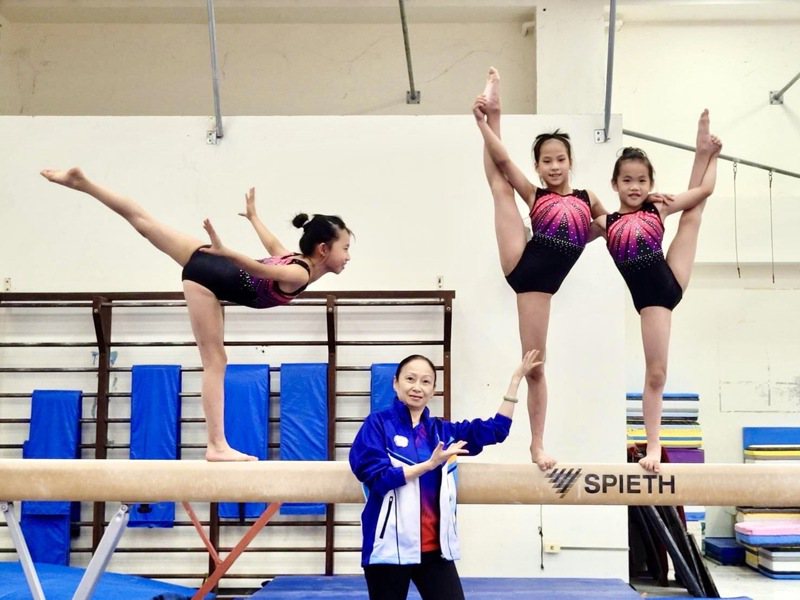 高雄市大樹區興田國小女子體操隊成立不到1年，目前僅有4名選手，是相當迷你的體操隊，雖然訓練非常辛苦，但在選手身上看到堅毅與勇敢。圖／興田國小提供
