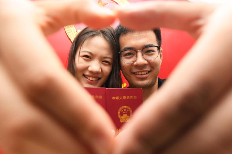 中國大陸去年全國結婚登記數為683.3萬對，再創新低，更只有2013年1,347萬對的五成左右。（新華社）