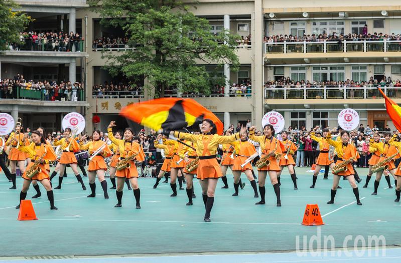 北一女今天上午慶祝120周年校慶，日本京都橘高校吹奏部與北一女樂儀隊同場慶祝，分別帶來表演。圖為橘高校演出，氣勢浩大。記者曾原信／攝影