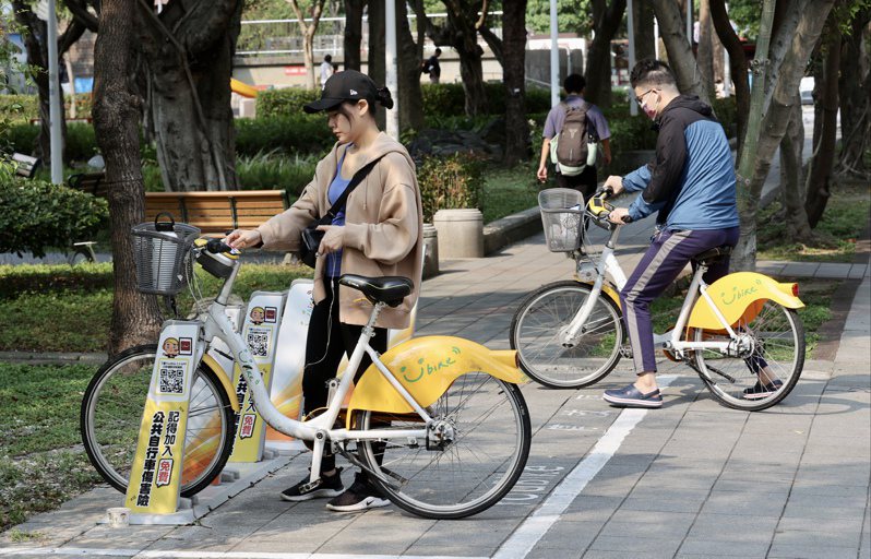 台北市YouBike 2.0增加大量站點與車輛，使用率高，事故率也隨之增加，交通局呼籲民眾加入「公共自行車傷害險免費投保」。圖／聯合報系資料照