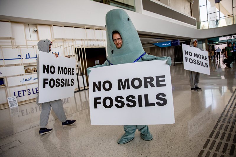 COP28草案未提淘汰化石燃料，协议恐将持续到峰会闭幕之后。图为峰会现场抗议的气候行动人士。图／欧新社(photo:UDN)