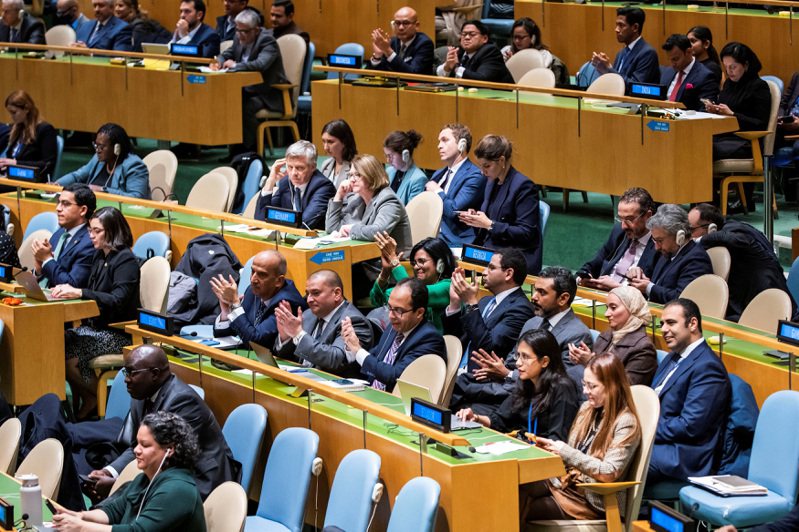 聯合國大會12日以153票同意票壓倒性通過要求加薩停火的決議案。路透