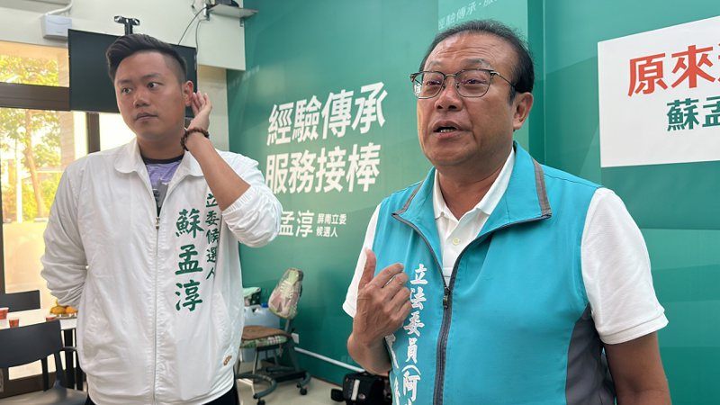 屏南立委候選人無黨籍蘇孟淳（左）今宣布16日東港鎮東新國中前舉辦競選總部成立大會，將以音樂會方式呈現，父親蘇震清（右）也現身陪同。記者劉星君／攝影