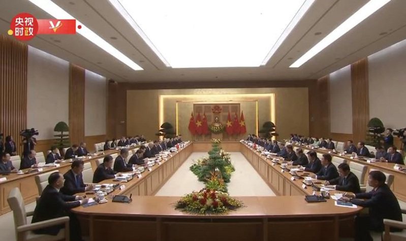 中共中央總書記、國家主席習近平，13日在河內會見越南總理范明政時表示，中越關係的廣度和深度非同一般。（央視網）
