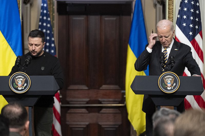 美國總統拜登（右）12日在白宮與來訪的烏克蘭總統澤倫斯基（左）舉行聯合記者會。美聯社
