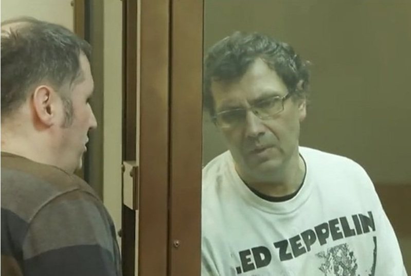 茨維特科夫（右）只因為被AI判讀跟殺人犯素描有55%相似度而入獄。圖擷自ODDITYCENTRAL