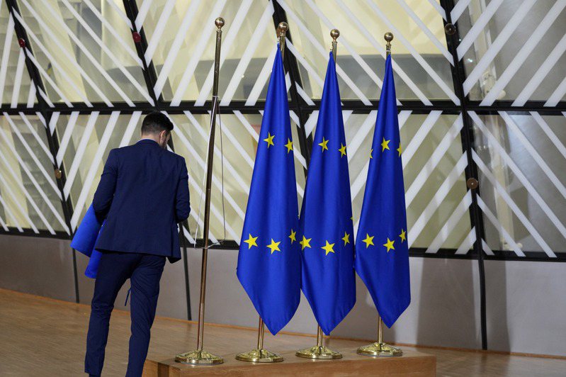 歐盟近日宣布將要討論烏克蘭的入會案，但親俄的匈牙利表達反對，歐盟希望用之前扣留的100億歐元紓困援助，跟匈牙利進行談判。 圖／美聯社