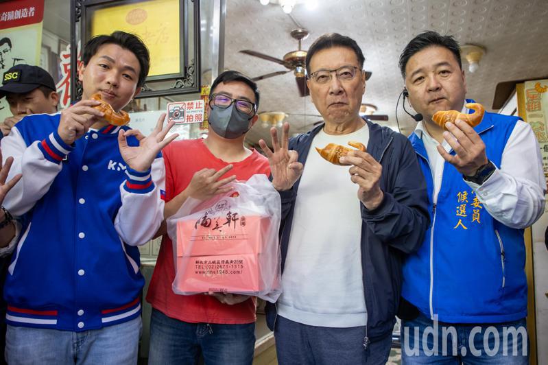 國民黨副總統候選人趙少康（右二）今天上午前往三峽市場拜票並到知名金牛角店品嚐牛角。記者季相儒／攝影