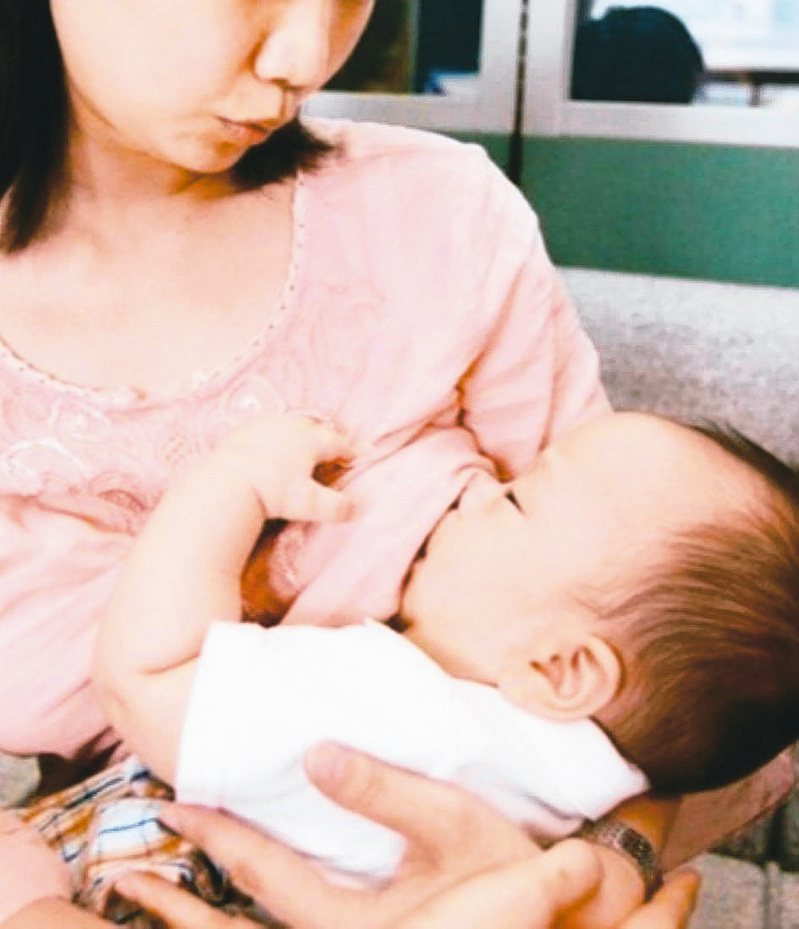 鄭博仁指出，媽媽們親餵母乳只要能達到「親餵1年」，已是非常了不起的成就。本報資料照片