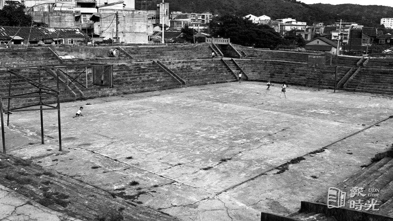 圖為年久失修的七虎籃球場。圖／聯合報系資料照(1975/09/18 龍啟文攝影)