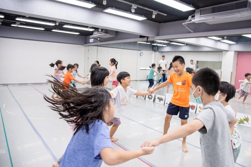 雲門教室2024年1月推出「兒童舞動營」與「武術先修營」二檔專屬兒童的營隊活動，雙科報名享優惠。  圖／雲門舞集舞蹈教室提供