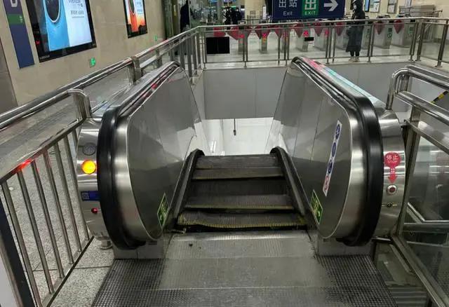 大陸網友發文稱，15日北京地鐵九號線上的軍事博物館地鐵站電扶梯發生塌陷。圖／取自頂端新聞