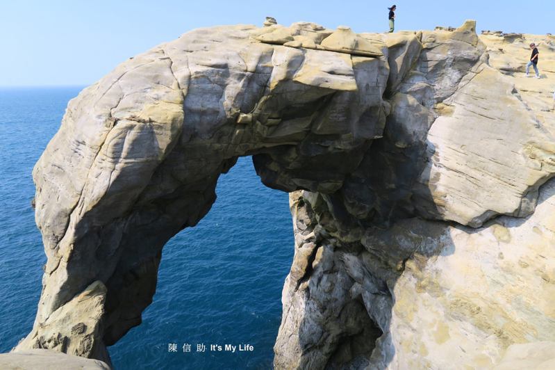 東北角海域最有名的岩壁象鼻岩，是陸上的旅遊熱點，海上娛樂船也是必訪之處。圖／陳信助提供