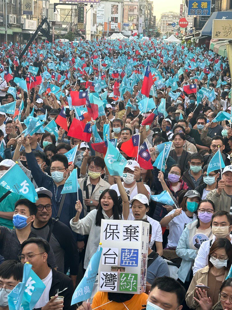 民眾黨直攻綠大本營台南大造勢，「尊王路」水洩不通。記者周宗禎／攝影