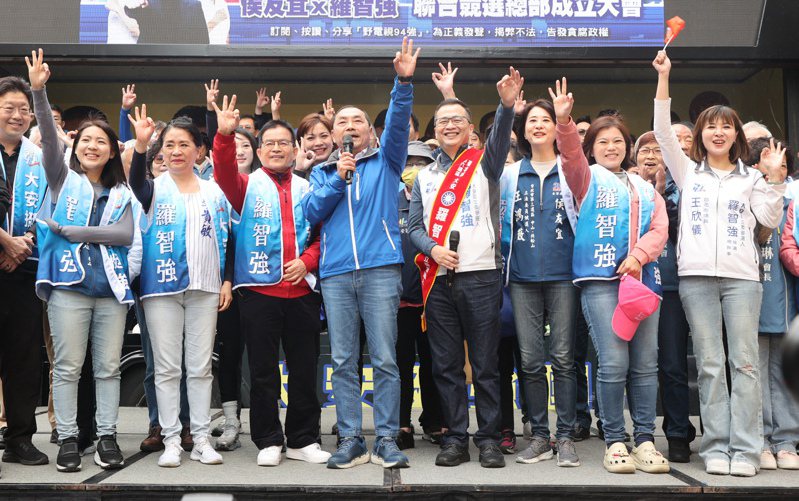 國民黨總統候選人侯友宜（左四）昨天為台北市立委候選人羅智強（右四）等立委候選人站台，呼籲支持者為侯康配多拉票。記者潘俊宏／攝影