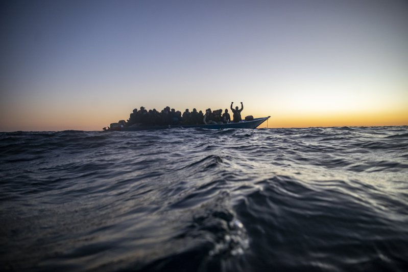 國際移民組織16日引述倖存者表示，一艘利比亞移民船遭遇大浪翻覆，包括孩童在內共61名移民恐怕已葬身大海。美聯社