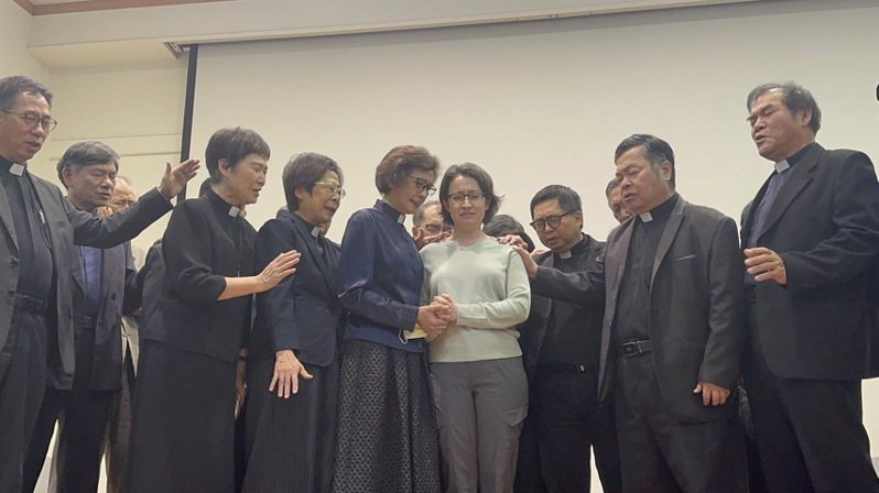 蕭美琴（右四）離開會場前，牧師們安排近3分鐘祝福，蕭緊閉雙眼握著牧師雙手受祝禱。記者李文德／攝影