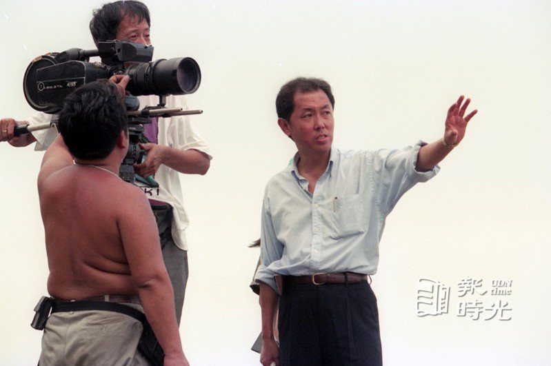 電影「狗蛋大兵」到宜蘭拍戲。圖為導演朱延平（右）。圖／聯合報系資料照(1996/08/30  陳立凱攝影)