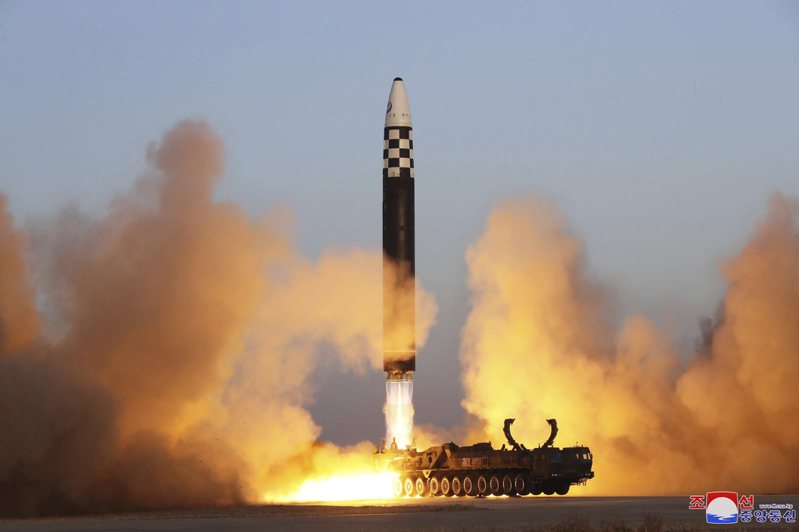 南韓軍方18日清晨表示，北韓不到12小時再度朝東部外海發射一枚飛彈，且是長程彈道飛彈。圖為北韓3月稱在順安國際機場試射洲際彈道飛彈。美聯社